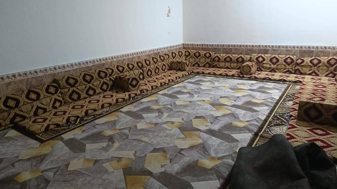 بيت للبيع مساحه 220 خلفي عرض الدربونه 3 متر  طابو اسهم بلسفينه قرب المقصب بناء طابوك مسلح يحتوي على غرفتين وصاله عدد 2 وستقبال مطبخ حمام داخلي وخارجي السعر 90 لتواصل ***********
