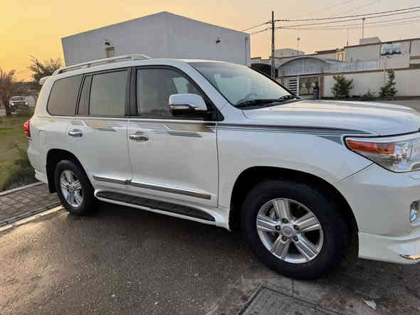 الهم صلي على محمد وعلى ال محمد ￼
سلام عليكم لاندكروز مديل2014 فول مواصفات سياره جديده بمعنه الكلمه ستخدام شخصي مال جناي مكينه وكير وحداديه مكفولات فول مواصفات 1ع1 
الباب الخلفي مرخه براغيه بدون تبديل بدون فتح فقط مرخه 🚘العنوان النجف الأشرف  
السعر 365 وبيه مجال بسيط حق الجيه موبايل 📱 ***********@
