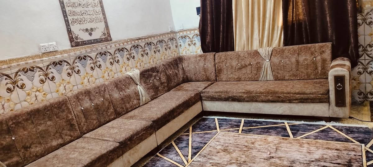 السلام عليكم عندي قنفات لبيع ديوان 10مقاعد نضيفة بسعر 175بية مجال عنوان حرية ثالثة***********
