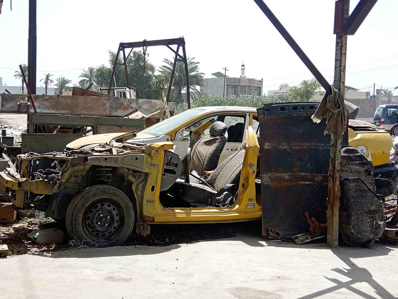 غراض لانسر تفصيخ مكينه تفصيخ كير صالنصه بجم كامل جاملغات خلفيه دوس أبواب شتحتاج موجود المكان الصناعه الثالثه وياله حجم ١٤ ويالا ١٥ متواجد بل محل ٨صباحأ الئ ١ ضهرأ  اتصل*********** بيك خير وتدلل

