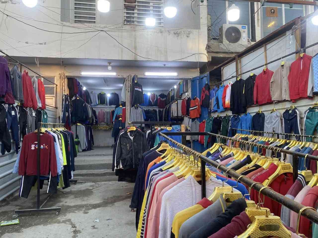 محل ملابس للبيع في شارع الشماعية حي الرحمة مقابيل كوفي شوب نمبر وان قرب مطعم ملك البيتزا 

المحل جاهز من كلشي 
وشارع تجاري 

المحل عليه رجل وخير من الله 

وتفاصيل اكثر اتصل ***********
