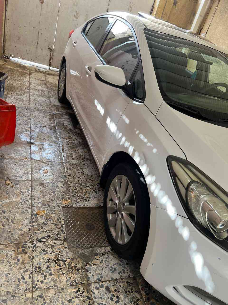 ‏سلام عليكم كيا سيرات للبيع موديل 13 خليجي سيارة كاملة ما ناقصها أي برغي المحرك ما مفتوح گير ما مفتوح السيارة كاملة مواصفات نص فول  ديسكات خلفي فتحة سقف رايدهه ب115وبيهه مجال بسيط رقم راعيهه *********** مكانهه بصره حي الخليج العربي
