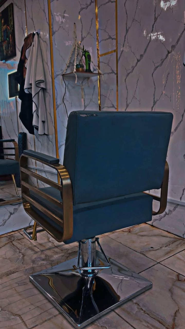 � للبيع كراسي اثنين سعر الواحد 150 وبيهن مجال 
📍 الموقع: البياع – الشرطة الخامسة
📞 ***********
