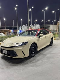 كامري هايبرد تكسي دبي  موديل 2025 اصل  لون بيجي قمارة احمر اصل ماشية 9...