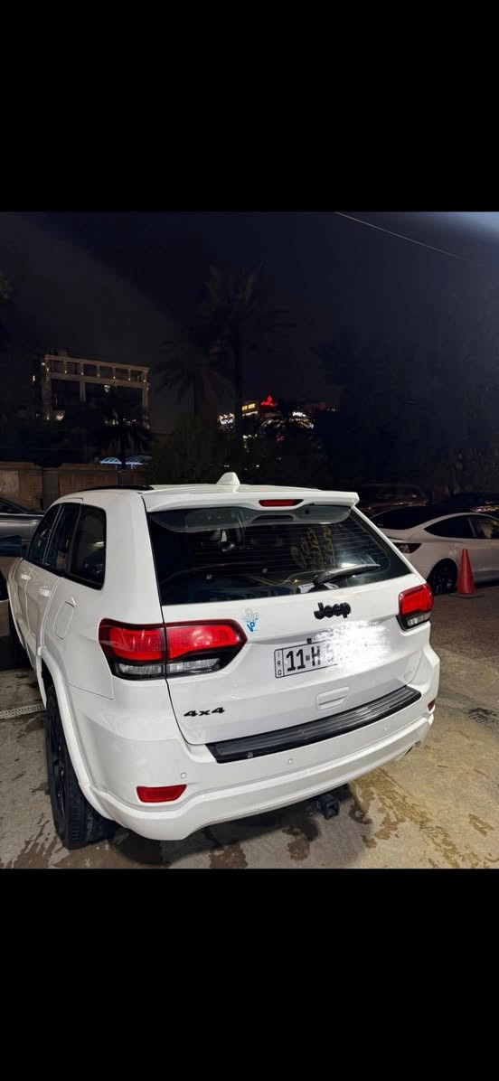 جيب كراند شيروكي امريكي
موديل 18 لون ابيض رقم بغداد

مواصفات 
محرك  V6 3.6
بانورامـا 
ماشيه 85الف
قطعتين تبريد
كشن سايق كهربائي 
كشنات تدفئه + تبريد 
ويل 20 اسود
ستيرن تدفئه + تبريد
صندوك كهربائي 
وبيها خير مواصفات 

# الضرر موضح بالصور وسونار  # السعر 233

موقع بغداد رقم ***********
