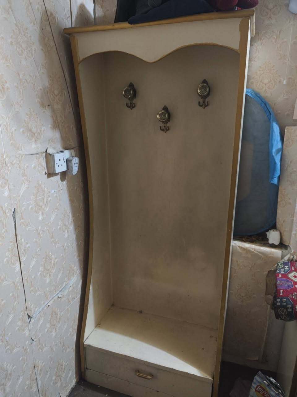 السلام عليكم.. للبيع غرفة نوم كاملة خشب، تصميم كلاسيك مميز باللون البيج (السكري) والمطعم بالذهبي، الغرفة بحالة ممتازة وجاهزة للاستخدام.

📦 محتويات الغرفة:
كندور ضخم: متعدد الأبواب والمجرات، يحتوي على مرايا وسطية وتصميم زغرفي ذهبي مميز.
جرباية مزدوجة: مع ظهرية (تاج) بتصميم ملكي متناسق مع الكندور.
ميز تواليت (ميز مراية): يحتوي على مجرات واسعة للتخزين ومرايا ثلاثية.
كومديات عدد (2): بجانب السرير مع مجرات.
علاقة ملابس واقفة (شماعة): تحتوي على مجر سفلي.
خزانة صغيرة إضافية (كومدي أرضي).
📍 تفاصيل إضافية:
الحالة: مستعملة (نظيفة جداً كما موضح بالصور).
السعر: [450الف] (قابل للتفاوض البسيط للشراي).
الموقع: [ بغداد / حي القاهرة]
النقل: [على المشتري].
📞 للتواصل والاستفسار: يرجى مراسلة الخاص أو الاتصال على الرقم: [***********]
