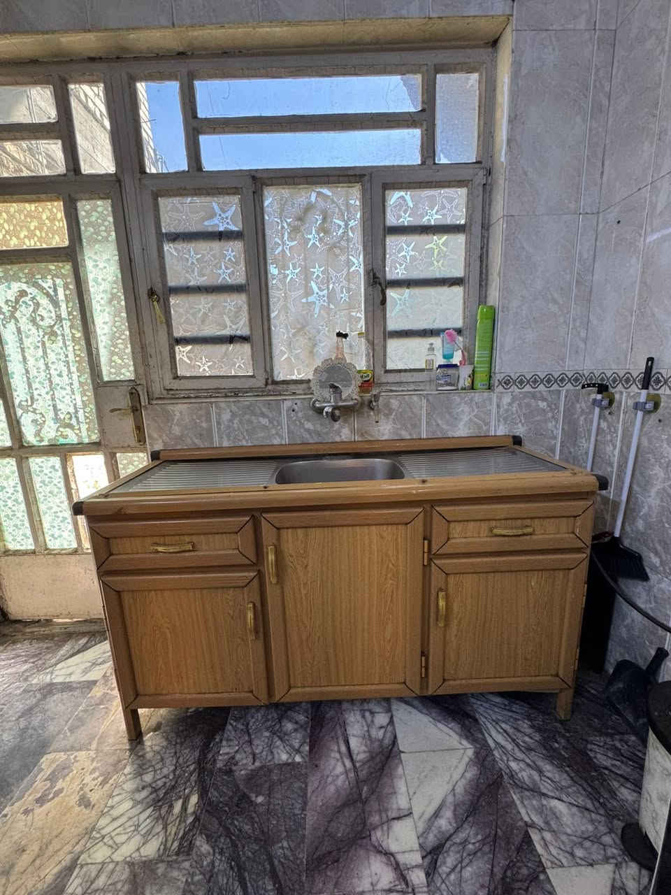 للبيع
تخم 6 مقاعد خشب قوي 
يحتاج فقط صبغ 
السعر / ٢٠٠ الف 
الرقم / ***********

 للبيع 
كاونتر مع ملحق مع سنك 
السعر /٢٥٠ الف 
الرقم / ***********

العنوان / بغداد / العامريه
