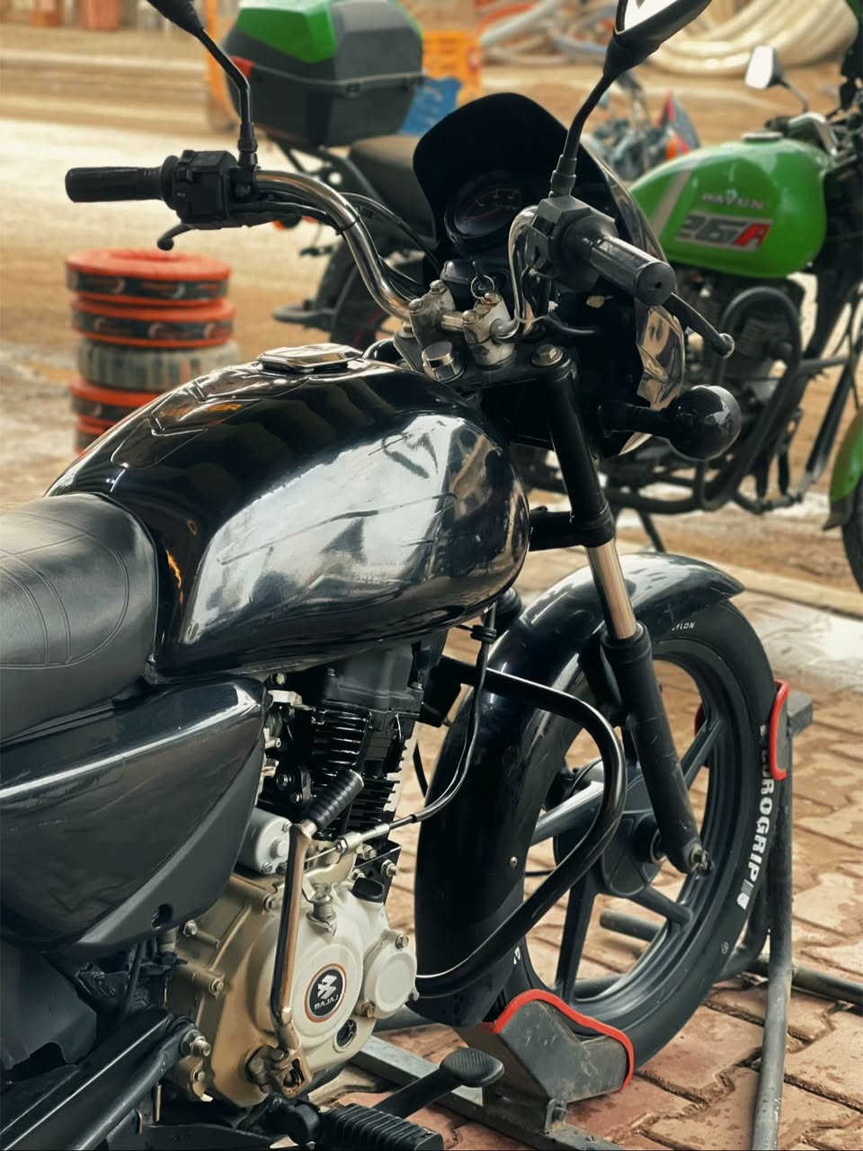 يالله السلام عليكم العبد يحيكم 🫡
دراجة بوكسر كلاسك للبيع موديل 2023 كاملة والكمال لله
كل نقص مابيها جيب فيتر وفحص محرك 150 سي سي شرط برغي مامفتوح بيها رقم ديالى سنويه ولوحات  دبل سويج عداد نمر شغال بانزين شغال اشاير بلوجكتر درع الون اسود 🖤
عنوان ديالى الخالص قرب فلكة مصطفى جواد 📍
واتساب ***********
اتصال ***********
