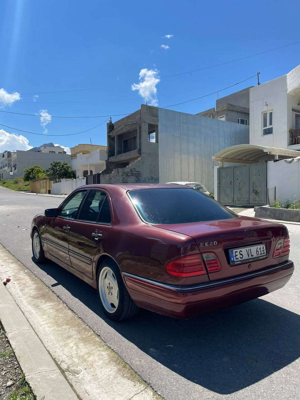 مارسديس w210 
مؤديل 2000
مةكينة (V) مةرخوب 
مةنةفيست ابراهيم خةليل
چوار تاية و ويلي AMG لة ژيرة
سبوخ عامة بؤ جواني بي ليدران و دةحم
هةنديك قةپ و قؤپي هةية 
گير و مةكينة بة شةرت 
تةبردي لة غازي كةمة 
جام كارةباي و ئؤتؤية 
دوگمةي خليسك و تراكشن هةية
*********** سوران, أربيل

