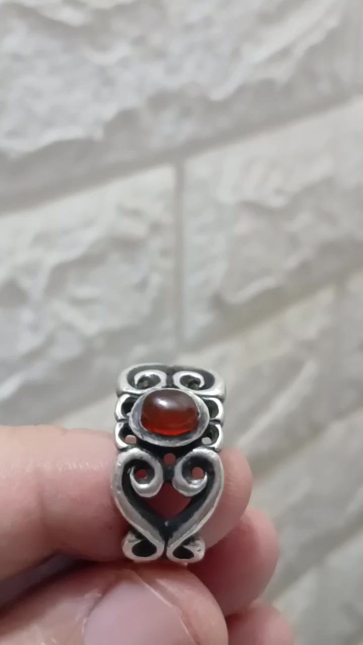 اللهم صل على محمد وآل محمد
لعشاق النواعم والتحف والأناقة 
خاتم متوج بحجر عقيق يماني أحمر قديم وأصلي بصياغة يدويه جميله وانيقه للبيع مكاني بغداد


**إذا كنت صاحب هذا الإعلان وتريد حذفه لأي سبب، رجاءا أرسل رسالة إلى الدعم الفني**