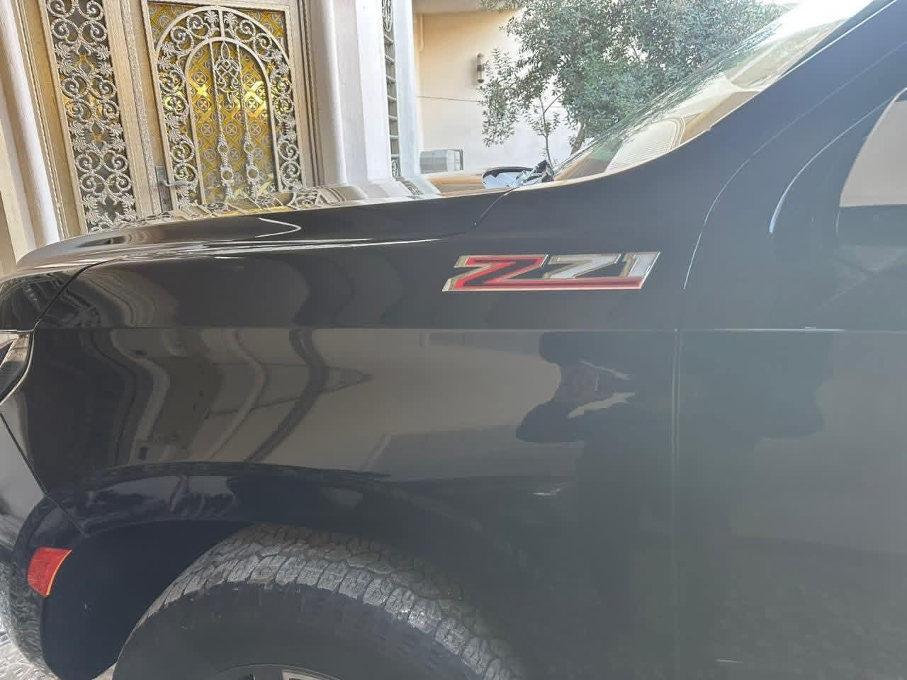 السلام عليكم
سياره تاهو وارد امريكي 
موديل 2023.(للبيع فقط) 
فئة Z71 فول مواصفات
السياره جديده على البلاد 
مكينة 8 سلندر  5.3 
فور ويل 4X4
حادث فقط دعاميه اماميه 
بدون صبغ بدون تبديل كلين (صور الحادث مرفقه)
ماشيه 26m
موصفات 
خمس بصمات 
جنطة كهرباء 
خزن ميموري
دخول ذكي ترحيب 
سستم صوت BOSE
رادار امامي خلفي
شاشات عدد 3
بنوراما 
كشنات جلد 
كشنات كهرباء تدفئة تبريد
كشن VIP. منفصل 
بعد بيها مواصفات. 
رقم بغداد باسمي 
للبيع فقط 
السعر 53 وبيه مجال
يعني خمس شدات وثلاثين ورقة 
مكان بغداد المحمودية 
  ***********
((مكلف بالنشر )))
