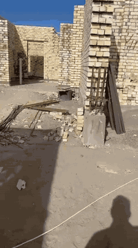 السلام عليكم محتاجين كوادر بناء 
مواصفات العمل طابوق جمهوري 
مساحة البناء لكل بيت 82م 
الطابق الاول 3 دبلات الطابق الثاني 4 دبلات 
تصعيد المواد ونقل المواد علي الشركة 
خبط الاسمنت مركزي على الشركة 
موقع العمل مطار بغداد متوفر عمل مفتوح 
الاتصال 
مصطفى 
LOSSO ***********
