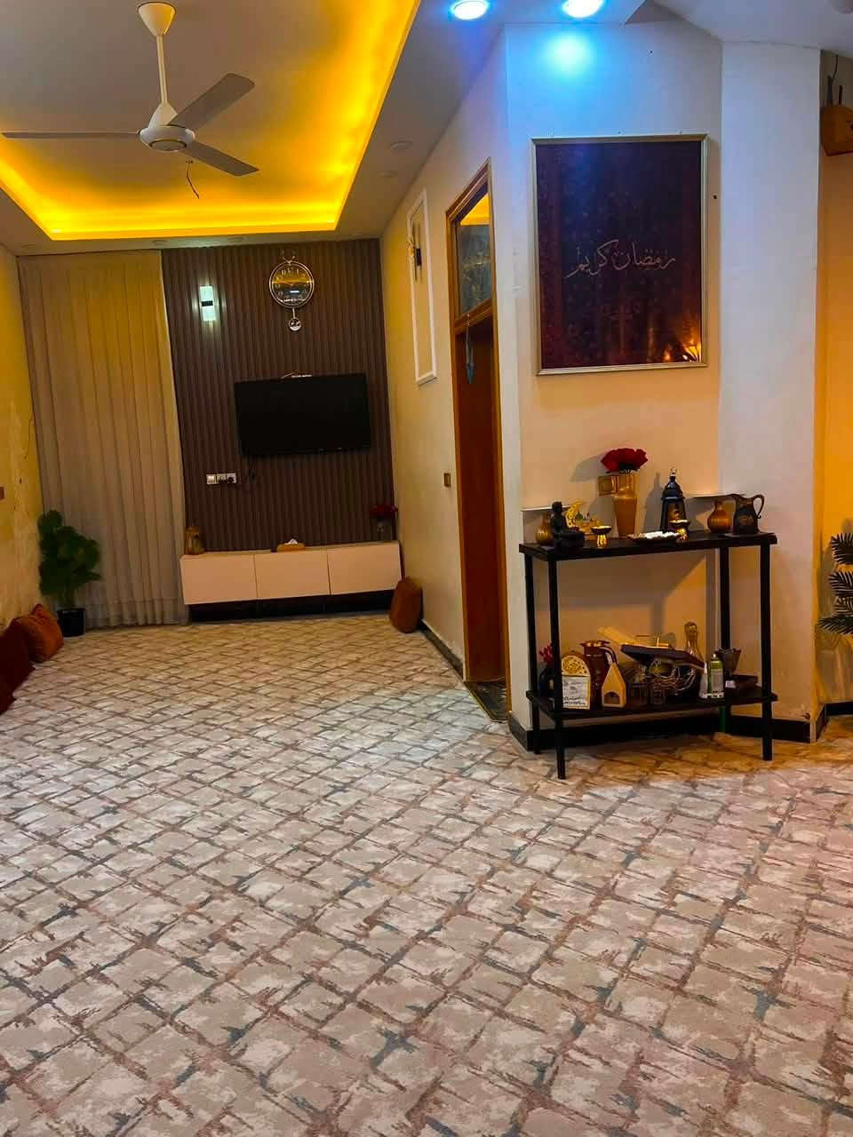 🏡 منزل للبيع في الرميثة (حي الحسين)
الموقع: خلف مطعم تراث، قرب فلكة ثورة العشرين.
 المساحة: 146 مم (طابقين).
 المواصفات: 4 غرف نوم + مطبخ أوبن (مفتوح) على الصالة حمامين خارجي وداخلي .
📞 للتواصل والمعاينة: ***********
