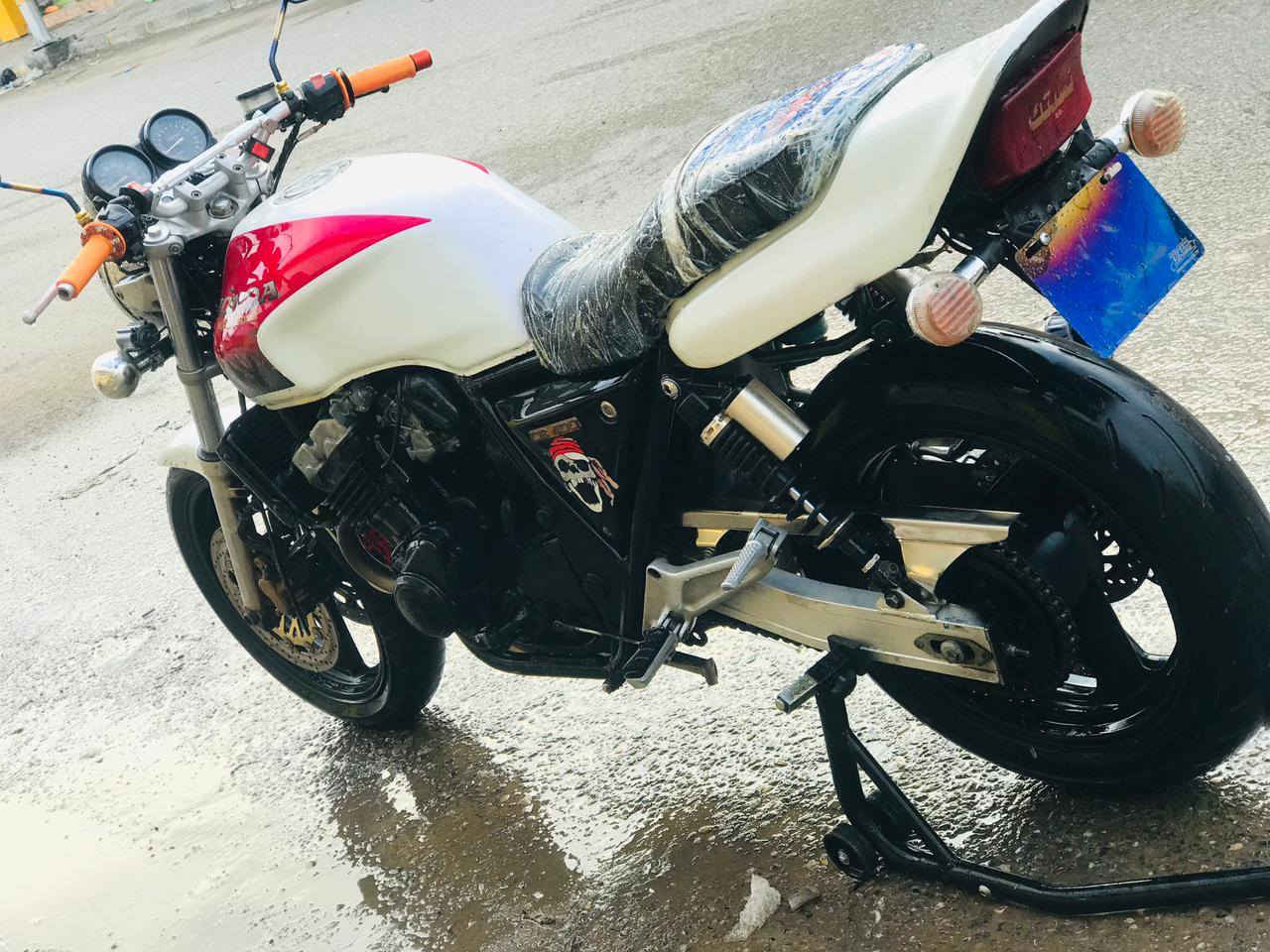 السلام عليكم بطح للبيعsb400 جيل اول محرك شرط صافي دمعه دراجه شرط شلعه و معدل والمحرك مفتوح كهربائيات كلها شغله تواير جدد المو شراي لا يراسل***********  السعر 1،100،000 مليون وميه الف وبي مجال
