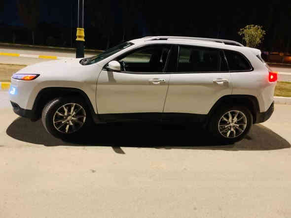 جيب شيروكي بزون ابيض
محرك 6 سلندر 3200
رقم جديد 
متضرر من امريكا بابين طرف السائق مع جزء من جامرلخ
موديل 2017
ماشي 93000 كيلو 
بشرط مكينه وكير
فول مواصفات عدى الفتحة
كاميرا
بصمه
تشغيل عن بعد
داخل جلد 
رقم اربيل باسمي تحويل مباشر

 للا تواصل 
***********
