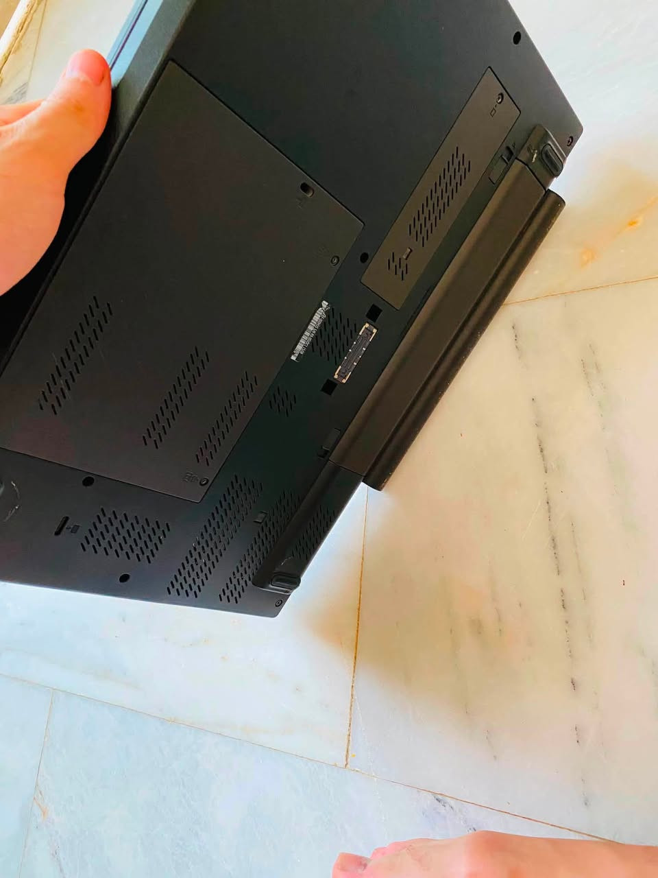 السلام عليكم
💻  Lenovo ThinkPad W541
 • المعالج (CPU): Intel Core i7 (الجيل الرابع - فئة MQ )
 • الهارد (Storage): SSD بمساحة 256 جيجابايت
 • كارت الشاشة (GPU):
 • داخلي: Intel HD Graphics
 • خارجي: كارت مخصص (Quadro) بسعة 2 جيجابايت
 • الرام (RAM):    16 جيجابايت (DDR3L)
 • الشاشة: 15.6 بوصة
 • : قارئ بصمة +  Thunderbolt سريع .
 ◦ السعر :250
 ◦ العنوان:بغداد/العامريه
 ◦ الرقم؛***********
