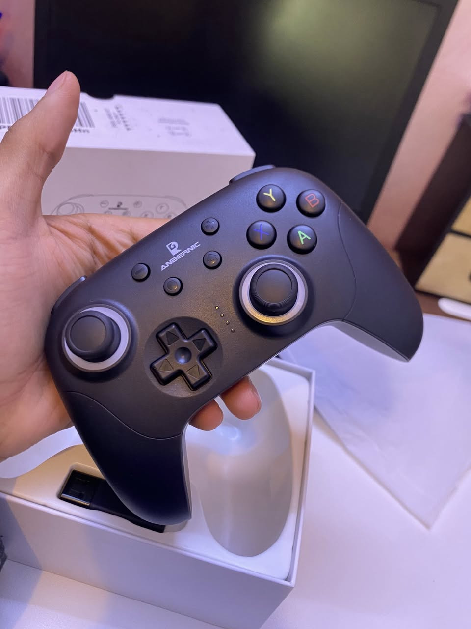 الأنالوج والتريگر
 • Analog Sticks: Hall Effect (مقاوم للدرفت)
 • Triggers (L2/R2): Hall Effect أيضاً
➡️ هذا النوع يعيش أطول وما يخرب بسرعة  
.
� الأزرار
 • Layout مثل Xbox
 • أزرار ABXY + D-Pad
 • أزرار خلفية:
 • 2 أزرار Macro
 • زر Turbo
➡️ تقدر تسوي حركات تلقائية أو ضغط سريع  
.
� الأداء (السرعة)
 • Wired: 1000Hz (سريع جداً)
 • 2.4G: 200Hz
 • Bluetooth: 180Hz
➡️ أفضل أداء يكون بالسلك  
.

⸻

🌈 الإضاءة
 • RGB حول الأنالوج
 • 16 مليون لون
 • عدة أوضاع:
 • ثابت
 • تنفس (breathing)
 • تغيير تلقائي

⸻

🎮 مميزات إضافية
 • 🔄 يدعم:
 • PC
 • Android
 • iPhone
 • Nintendo Switch
 • 📳 اهتزاز (Vibration مزدوج)
 • 🎯 جيروسكوب (Gyroscope) للحركة
 • 🔧 تحديثات سوفتوير
 • 🔁 تغيير ترتيب الأزرار (Xbox / Nintendo)

والسعر بس 15 الف توصيل متوفر جميع المحافظات 5 الف


**إذا كنت صاحب هذا الإعلان وتريد حذفه لأي سبب، رجاءا أرسل رسالة إلى الدعم الفني**