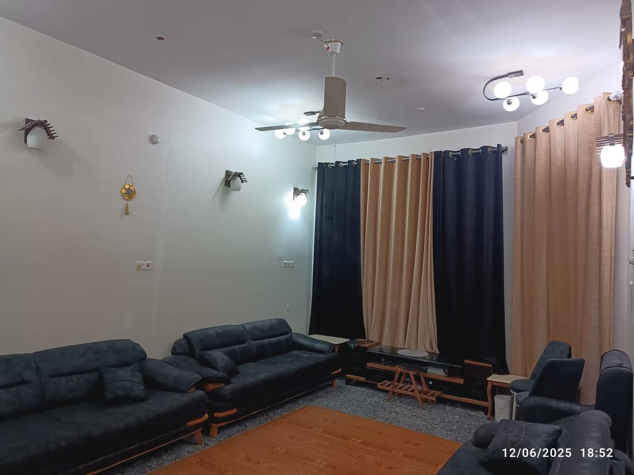 السلام عليكم ورحمه وبركاته
دار للبيع طابو زراعي سند 25 

غرفتين نوم المساحه 235 متر 

الموقع البكرلي مقابل مجمع الفيروز 

السعر 115 قابل للتفاوض 

اليرغب بالشراء مراجعة مكتب ارض الاحلام البكرلي بعد الملعب أو الاتصال على الرقم *********** أبو حسين المعموري
