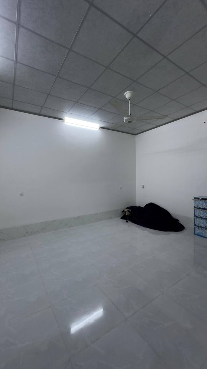 السلام عليكم يتوفر بيت ايجار في حي السماح الثانيه المساحه 200متر غرفتين هول مطبخ صحيات وستقبال بناء 🏢 حديث فول فول التواصل ***********اسيا ***********
