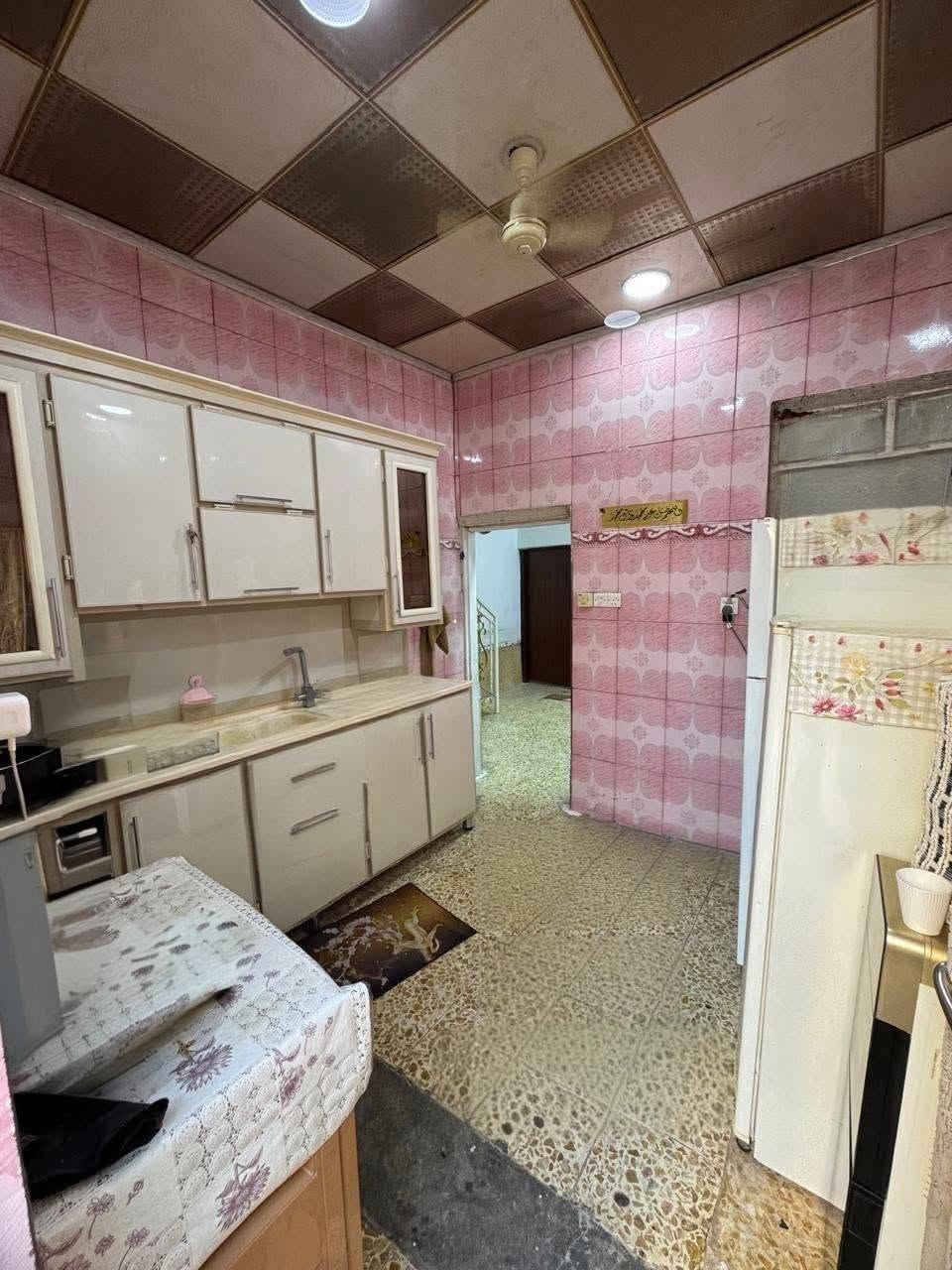 السلام عليكم 
دار للبيع طابو صرف المساحة 100 متر 
 ( تجاري ) بيع مستعجل وسعر مناسب

الطابق الأرضي يحتوي على  غرفة + صاله +مطبخ + استقبال + صحيات + طارمة 

الطابق الثاني يحتوي على
غرفة + صاله + صحيات + سطح + مخزن

موقع الدار حي ميسان نهاية شارع جوهرة العرب ومقابل جامع وحسينية نور الزهراء على الشارع العام
للاستفسار الاتصال على الرقم التالي
        ***********
