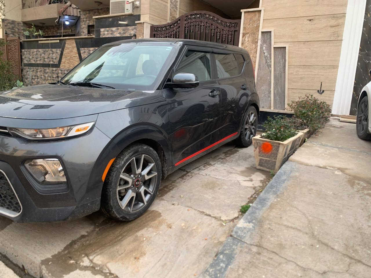 السلام عليكم كيا صول موديل 2020 وارد امريكي السياره فول مواصفات چيتي لاين حادثها موجود بالصور رقم اربيل ماشيه 94 الف
المواصفات
بصمه
سلايت
محرك 2000 دوش
رادار امامي وخلفي 
شاشه اصليه 
كامره اصليه دواره
كروس سرعه فول 
تحكم ستيرن فول 
اشاير مري
سبير منازل 
تحديد مسار 
شاحن موبايل 
وبعد بيها مواصفات اكثر
السياره جديده جدااا
مكان السياره بغداد شارع فلسطين 
السعر 130 وبيها مجال بسيط 
حتى كتلوكات الشركه بيها 
الاستفسار على الرقم 
***********
