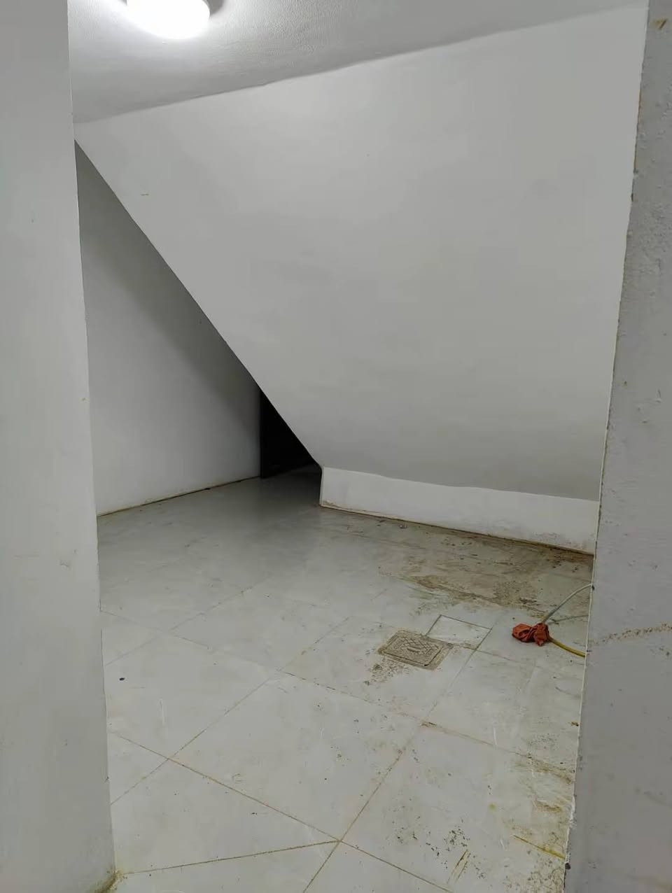 بيت ارضي بدون سطح لأن فوك شقه معزولة  بيت اللايجار في حي السماح الأركان يحتوي البيت ع غرفتين نوم و صاله و مطبخ و صحيات يحتوي ع كافت الاانضيمام  
***********
***********
سعر اللايجار 300
