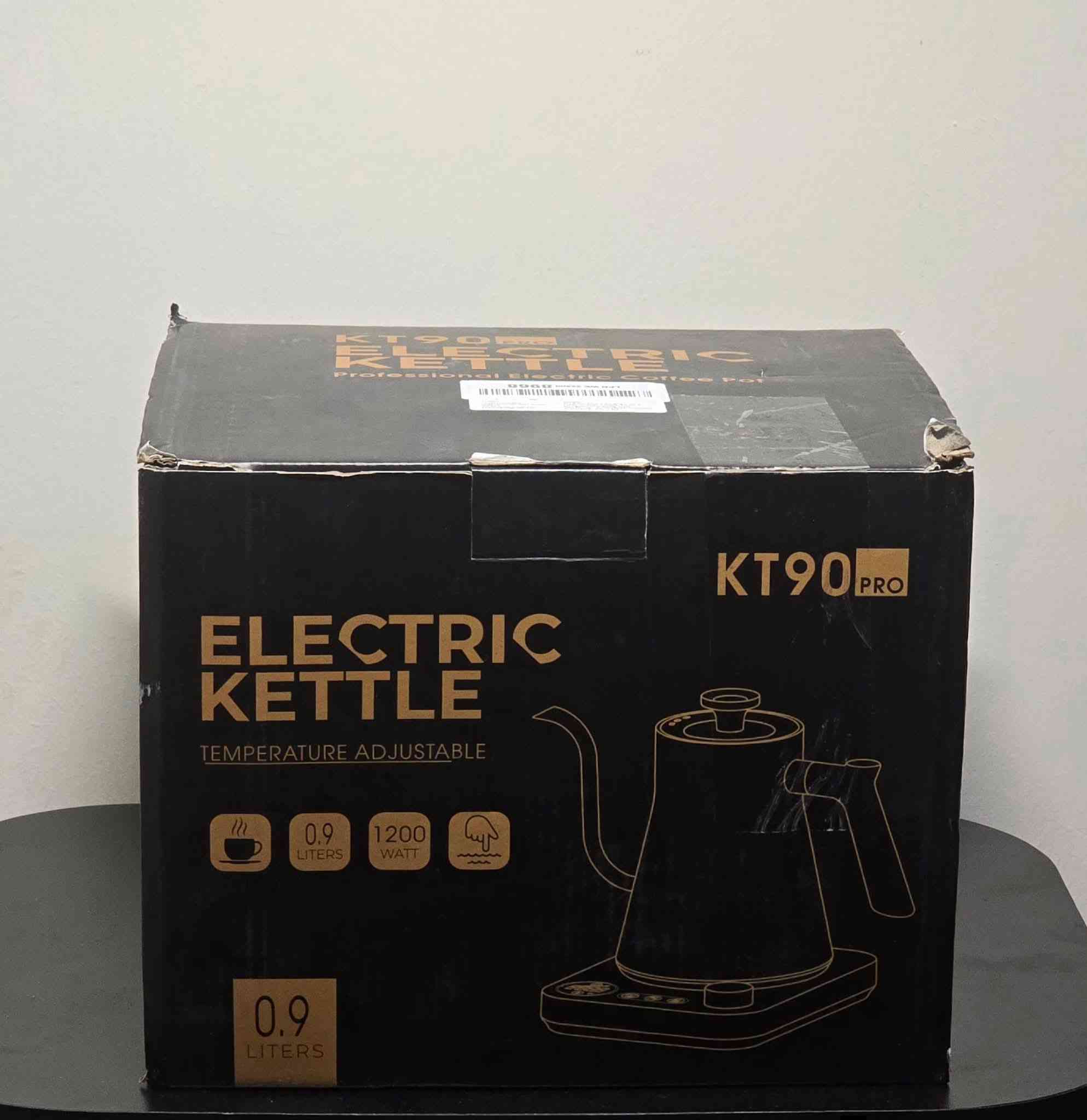 تُظهر الصورة غلاية كهربائية ذات فوهة منحنية (Gooseneck) لتحضير القهوة المختصة والشاي، وتتميز بالخصائص التالية:
التحكم في درجة الحرارة: تحتوي على قاعدة رقمية تتيح ضبط درجات الحرارة بدقة، وتتراوح غالباً بين 40 إلى 100 درجة مئوية. 

المواد: الغلاية مصنوعة من الفولاذ المقاوم للصدأ (Stainless Steel 304) مع مقبض خشبي أو يشبه الخشب لتوفير راحة أثناء الصب. 
السعة والطاقة: تتراوح السعة عادة بين 800 مل إلى 1 لتر، وتعمل بقدرة تسخين سريعة تصل إلى 1200 واط


**إذا كنت صاحب هذا الإعلان وتريد حذفه لأي سبب، رجاءا أرسل رسالة إلى الدعم الفني**