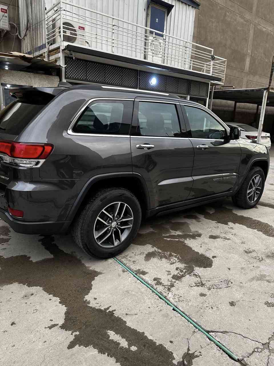 السلام عليكم عندي جيب موديل 2020 لمتد فول موصفات مكينه 6 سلندر حادثها جاملغ وبنيد  ومبدلات نفس اللون ماشيه 30 الف ميل جديده جدا وعليها تغليف بلكامل pbf رقم بغداد والتحويل ثاني يوم مكان السياره بغداد الكراده السعر 225 ورقه وبيها مجال جدا بسيط للاستفسار الاتصال ***********
