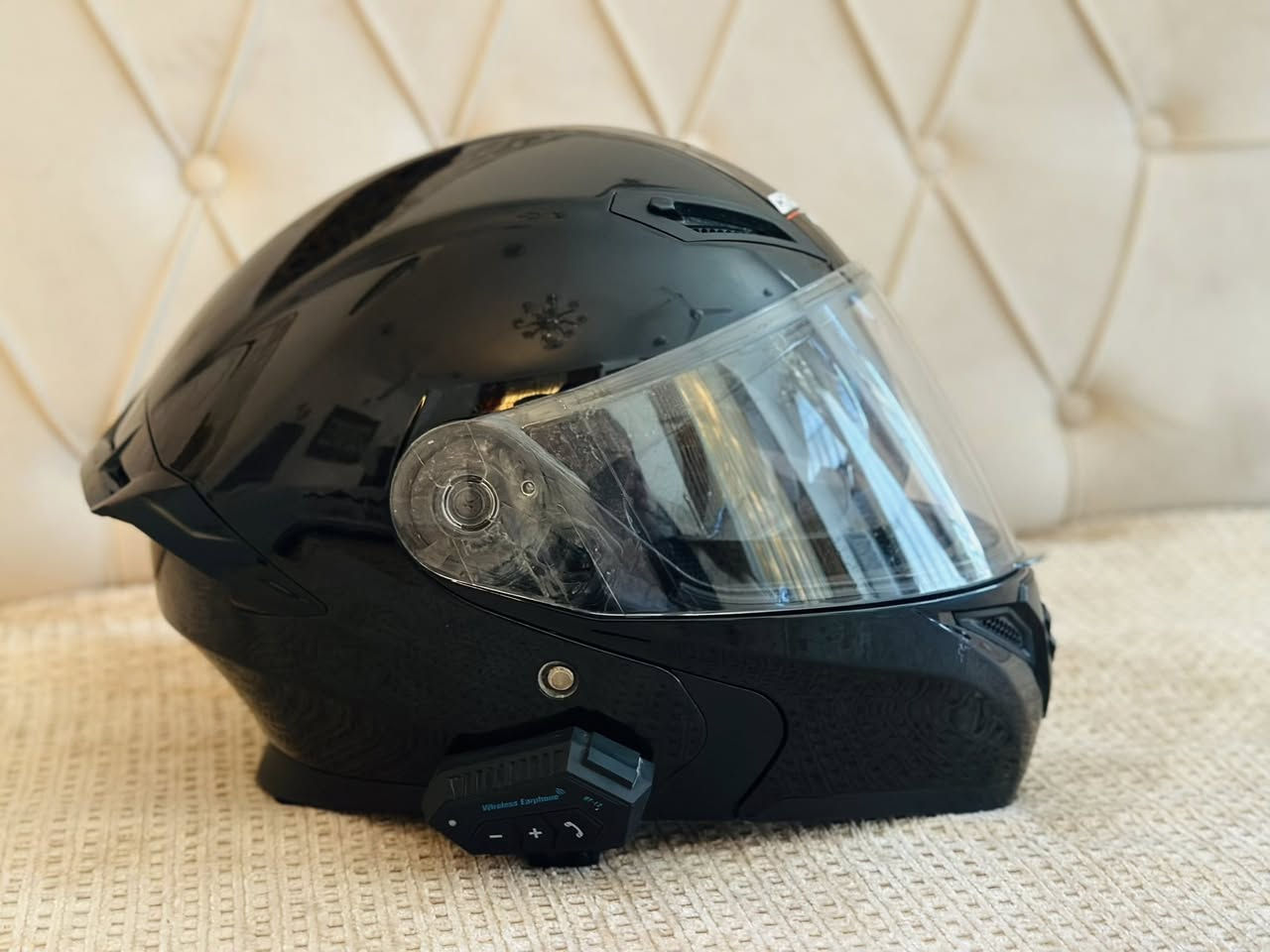 خوذه مع سماعه للبيع نضافه فول
***********
