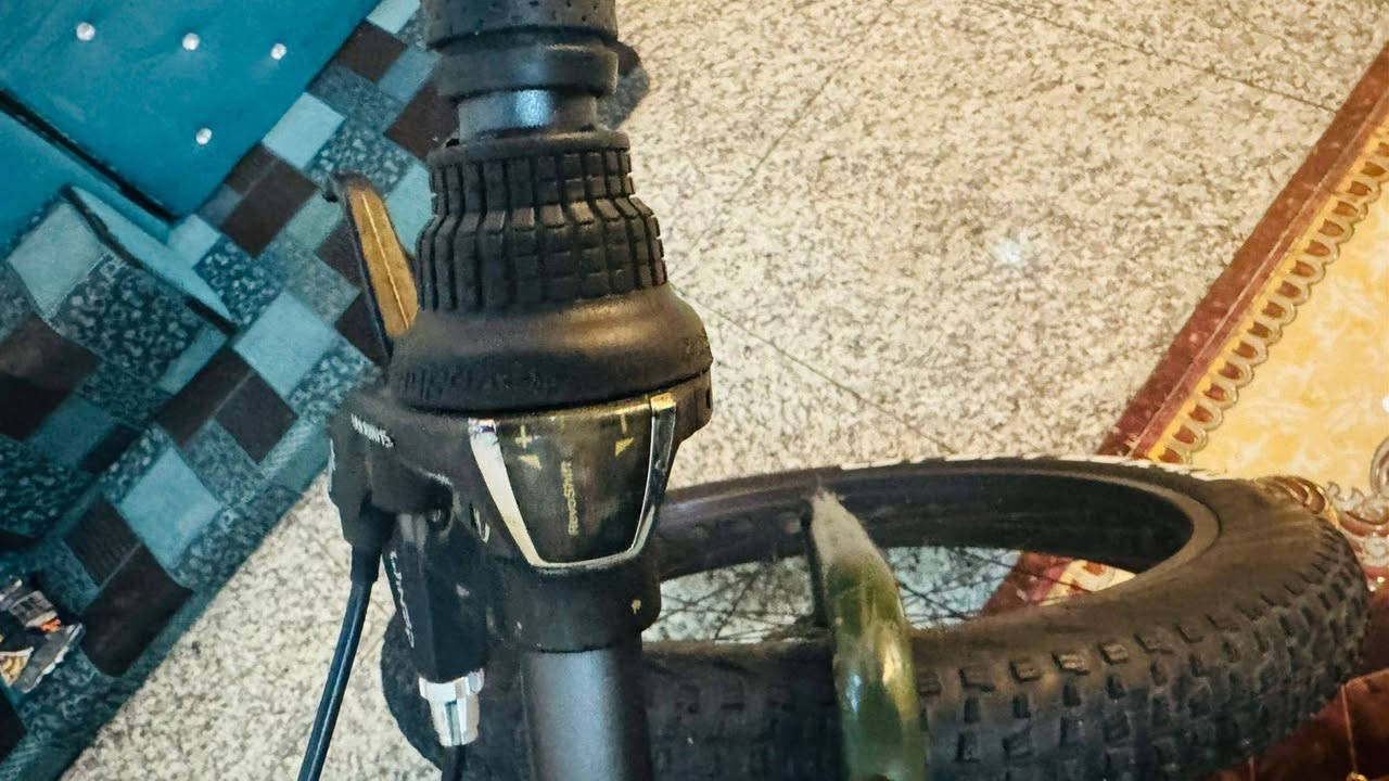 السلام عليكم
بايسكل الماني الصنع  سبورت 
الويل اسود مع كتابه عليه سبورت
دسك امامي خلفي 
تايرات جبلية 
 طبعا البايسكل دبلات امامي نظافه/١٠٠/١٠٠الاتصال على رقم الهاتف ***********
