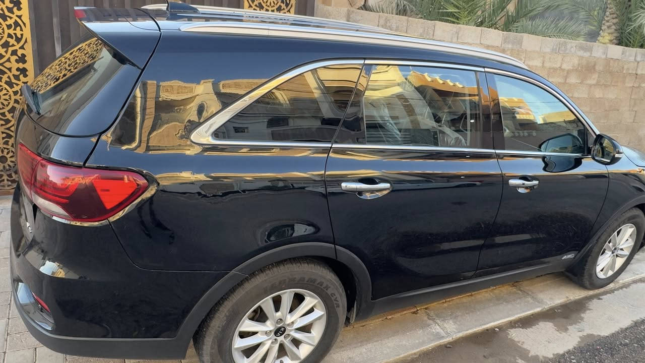 ملوك الفخامة العائلية: 

إذا انت ادور سيارة بيها هيبة المظهر وقوة الأداء والراحة لعائلتك.. فهاي فرصتك.

كيا سورينتو 2019 خليجي، (7 راكب) ،  ٦ سليندر ، بصمة 

 المحرك والگير بلادي
 اللون: أسود ملكي مميز 
 المساحة: 7 مقاعد مريحة جداً للمسافات الطويلة، مع تكييف مركزي واصل لآخر مقعد.
 نظام الدفع: دفع رباعي مستمر (4WD)  يضمن لك الثبات التام بالمطر واللوفات الطرق التعبانة.
٤  أنظمة القيادة :
الاقتصادي: توفير استهلاك البانزين بالداخل.
 المريح: سياقة ناعمة ومريحة للمشاوير اليومية.
 الرياضي: استجابة السريعة والقوة الكاملة على الطرق السريعة.
 الذكي: نظام يقرأ أنت شلون تسوق ويمشي وياك اوتوماتيكياً.

 شاشة داخلية كبيرة تدعم Apple CarPlay و Android Auto (خرائط، اتصال، وقرآن).
 كاميرا خلفية عالية الدقة.
دوشمة كشنات وارضية جلد 

 أنظمة أمان متطورة: نظام الفرملة المساعدة، مانع الانزلاق (ABS)، ومثبت سرعة ذكي. ( باختصار اذا تمشي بسرعة عالية ولزمت بريك فجأة السيارة ما تفتر عندك وهمات ما تفقد السيطرة عالستيرن)

 

السيارة بيها طخة بالبنيد والدعامية الخلفية، وتم تصليحها.

السعر : ٢١٠ ورقة
السيارة ماشية: ١١٨٣٠٠


**إذا كنت صاحب هذا الإعلان وتريد حذفه لأي سبب، رجاءا أرسل رسالة إلى الدعم الفني**