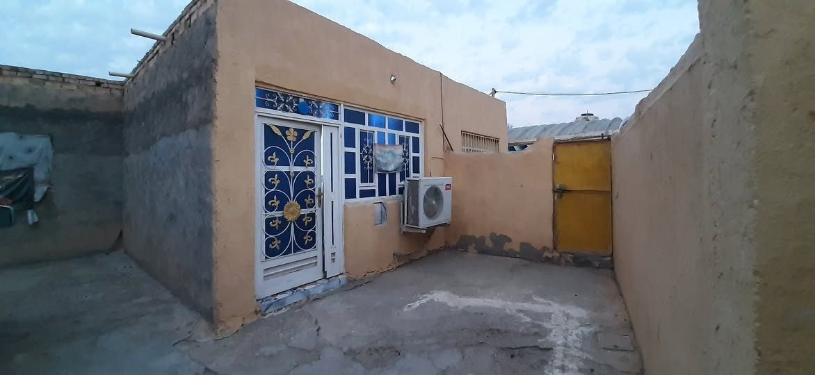 السلام عليكم بيت مساحه375  للبيع في حي الحكيم بالقرب من سيد جاسم  شارع الطابو يبعد عن الشارع تبليط 100 متر البيت يتكون من استقبال13×4 مع صحيات ستقبال +مطبخ5×3ونص +غرفتين6×3ونص +صاله8×4    +كراج10×7  + مخزن5×7 يصلح الى مشتمل كامل   + صحيات. + مطبخ حار+كراج يسع الى سيارتين للاستفسار  الاتصال ع***********
