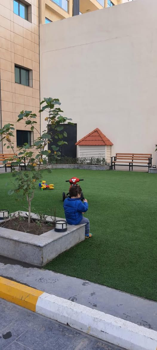 للبيع

شقة مؤثثة في مجمع رويال ستي السكني / علي الصالح

المساحة 198 متر مربع 

البناية 

الطابق رقم 1 

تحتوي على ثلاث غرف نوم وصالة ومطبخ ثلاث حمامات ومكان غسالة وباقي الخدمات 

يتوفر واتس اب
*********** احمد
