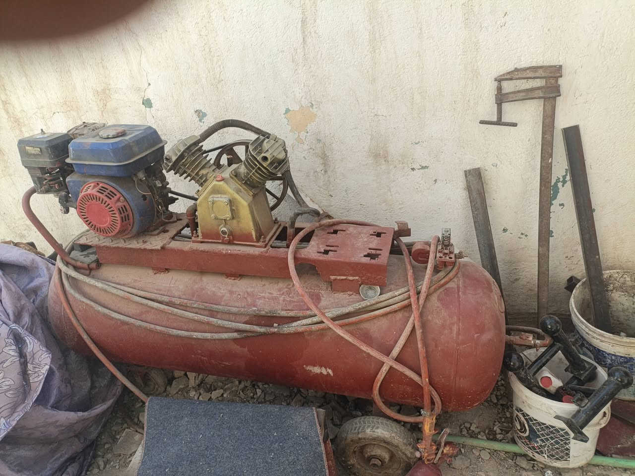 كمبريسر 500لتر شغال فول بطل ألماني تاروسه ألماني روبن جديد بانزين صونده 35متر اصليه كتان مسدس اصلي انجيكو يتوفر قاعده ماطور كهرباء للتواصل *********** السعر 500بي مجال حك الجيه
