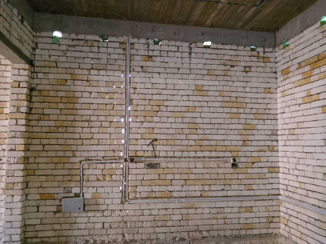 الحمد لله حمداً كثيراً طيباً مباركاً فيه
تم اليوم تاسيس بوري كهرباء لمنزل احد الاخوة في منطقه الصابيات
📸 بعض اللقطات من أعمالي 
تم بحمد الله إنجاز مرحلة حفر النزالات وتثبيت البوكسات حسب الوزن المطلوب
🔧 تفاصيل العمل:
تنفيذ الشبكة الكهربائية بشكل كامل
تنصيب منظومة ستلايت
تنصيب منظومة إنترنت 
منظومه الكاميرات 
***********
