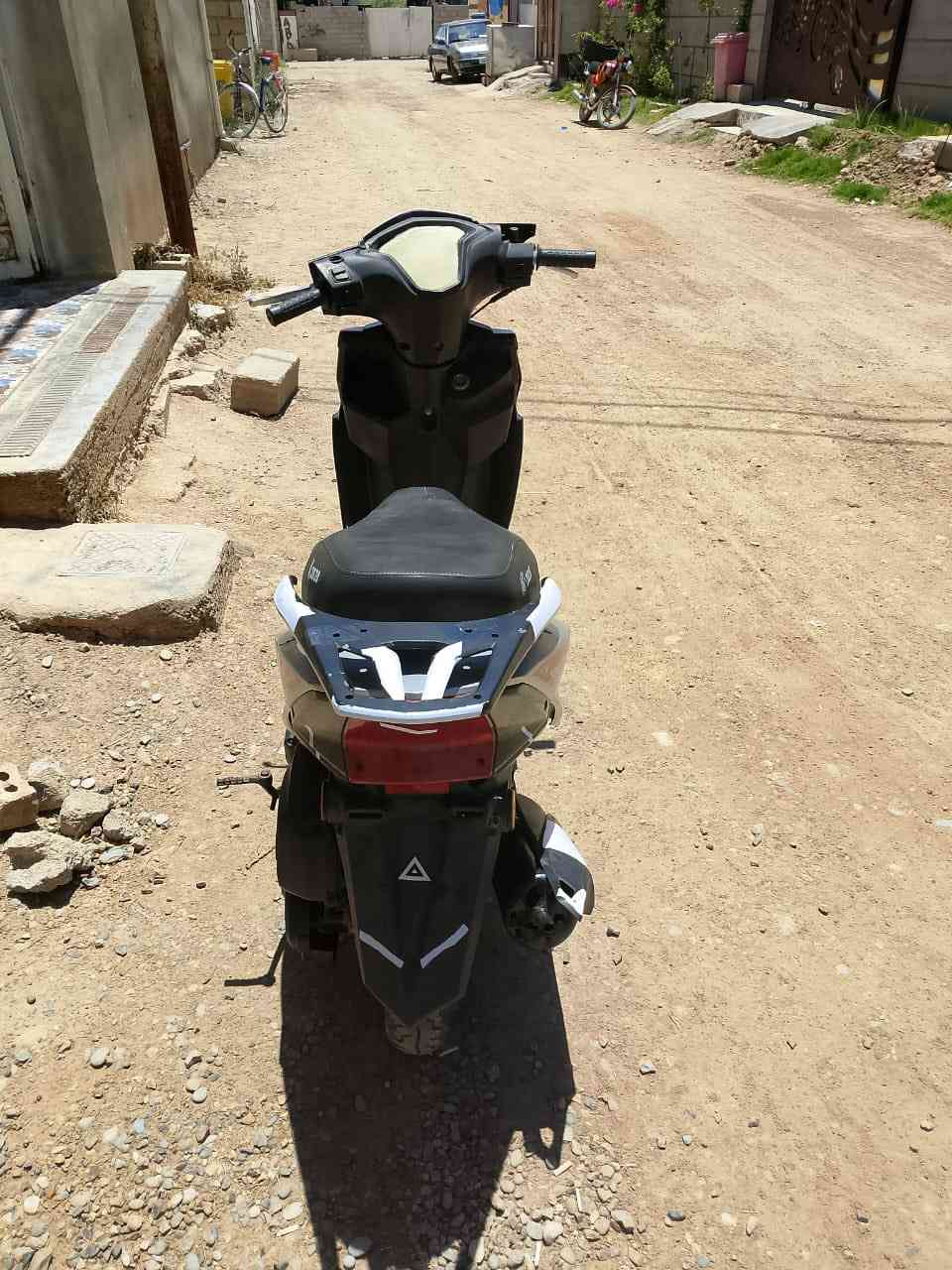 السلام عليكم سكنس كوري 20موديل سرعته140 كاملة من كلشي سلف هندر لايت اشاير بك لايت هورن دراجة حلوة مكيتنه شلعة وناعمة نقصه باتري والكاعيةالي جوة الرجل سعره250 عنوان ديالى هبهب جسرالمشاة***********
