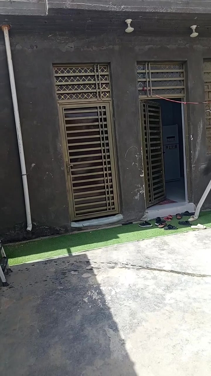 بيت للبيع حي الزهور مساحة 200م بناء كامل غرفتين صاله مطبخ حار باردبراني صيحات داخلي  مع خارجي محل موقع مميز البيت حر مامطلوب شارع 15 مقابل باب  ثانوية قادة النصر بناء 2025  سعر140 استفسار اكثر  *********** يرهم مبادره
