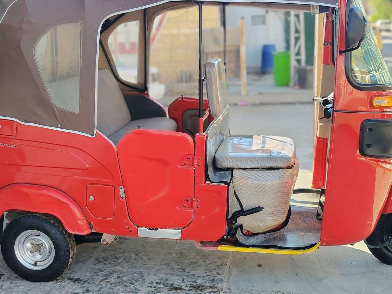 سلام عليكم شباب تكتك حلوة نفس ماموضح الصوره موديل 22 مرقمه وسنويه باسمي تحويل ثاني تكتك  المحرك الكهربائي كلا جديد   تكتك خير من الله تراي زيرو  فقط الخياسات في الصوره  تخم تاير جديد دوشما جديد جادر جديد سفريات جديد  العنوان بغداد الشعله السعر خاص التصال  *********** متواجد الفيس الواتساب
