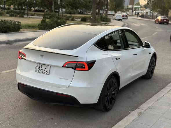 الســـلام عليـــكم 
‏TESLA MODEL Y
‏DUAL MOTOR
‏(((((🚀PERFORMANCE🚀))))
تمشي بالشحنه الواحدة 450 -كيلومتر
‏580hp🐎
سعة البطارية 92 ( KWH )
ماشية السيارة 18mi
‏‏‏‏‏‏‏‏‏‏محركين كهرباء Dual Motor
‏All-Wheel Drive
‏‏‏‏‏‏‏‏‏‏بطارية ليثيوم ايون
حادث موضح بصور جاملغ امامي وبنيد بدون لا لغد ولا شاصي سليمات
وبارد شبر بلجنطة
‏‏‏‏‏‏‏‏‏‏الاضافات:
ويل 21
بريكات بريمبو
‏‏‏‏‏‏‏‏‏‏* دفع رباعي مع خاصيه OFF Road
‏‏‏‏‏‏‏‏‏‏* عدة انظمة قيادة
‏‏‏‏‏‏‏‏‏‏* شاحن لاسلكي سريع عدد 2 Wireless Charger
‏‏‏‏‏‏‏‏‏‏* سقف بانوراما
‏‏‏‏‏‏‏‏‏‏* شاشة لمس قياس 15 انش تدعم YouTube / Tiktok / Netflix والعديد من التطبيقات
‏‏‏‏‏‏‏‏‏‏* نظام الدخول من غير مفتاح Keyless entry
‏‏‏‏‏‏‏‏‏‏* تشغيل بدون مفتاح Keyless go
‏‏‏‏‏‏‏‏‏
‏‏‏‏‏‏‏‏‏‏* خرائط Navigation
‏‏‏‏‏‏‏‏‏‏* تحكم ذكي بكامل السيارة من خلال الشاشة
‏‏‏‏‏‏‏‏‏‏*  مقاعد كهرباء + تدفئه جميع المقاعد
‏‏‏‏‏‏‏‏‏‏* 9 كاميرات عالية الوضوح HD
‏‏‏‏‏‏‏‏‏‏* كاميرا داخلية Cabin Camera
‏‏‏‏‏‏‏‏‏‏* خاصية Dashcam لتسجيل لقطات فيديو  ‏‏‏‏‏‏‏‏‏‏
‏‏‏‏‏‏‏‏‏‏* • النظام “التكيفي” (Adaptive) / كشافات ضباب / LED
‏‏‏‏‏‏‏‏‏‏* مانع تصادم
‏‏‏‏‏‏‏‏‏‏* تحديد مسار
‏‏‏‏‏‏‏‏‏‏* مثبت سرعة التكيفيي - Adaptive Cruise Control
‏‏‏‏‏‏‏‏‏‏* حساس النقاط العمياء - Blind Spot Sensor
‏‏‏‏‏‏‏‏‏‏* تحذير من انخفاض ضغط الإطارات الخاص بالإطارات Tire Specific Low Tire Pressure Warning
‏‏‏‏‏‏‏‏‏‏* تنبيه مراقبة السائق Driver Monitoring-Alert
‏‏‏‏‏‏‏‏‏‏* مساعد السرعة Speed Assist
‏‏‏‏‏‏‏‏‏‏* تخفيف الاصطدام الأمامي والتحذير من الاصطدام الخلفي Forward Collision Mitigation and Rear Collision Warning
‏‏‏‏‏‏‏‏‏‏* تخفيف الاصطدام الأمامي Collision Mitigation-Front
‏‏‏‏‏‏‏‏‏‏* Hard Disk Drive Media Storage
Wireless / Bluetooth / HD Radio / WiFi Hotspot
مكان السياره بغداد / حي العدل
السعر 23.500
وبيها مجال
***********
