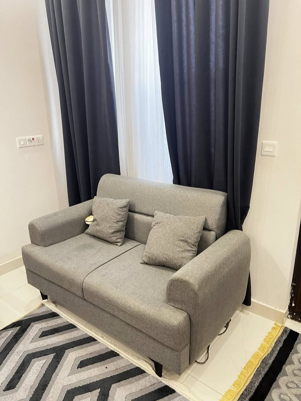 تخم 7مقاعد مع طبلات سيت4قطع مع بلازمة ميز بلازمة عندي اثاث بيت كامل كلة جديد استعمال جدا جدا قليل العنوان بغداد الدورة الوادي للاستفسار خاص او***********
