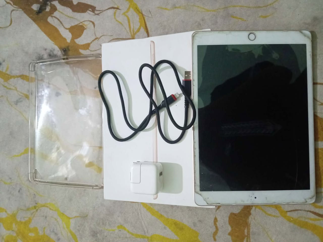 السلام عليكم ايباد 7 للبيع كامل ملحقاته ماداخل للتصليح تعال وافحص 32 كيكا  60فريم ببجي مكاني سماوه وركاء رقم ***********
