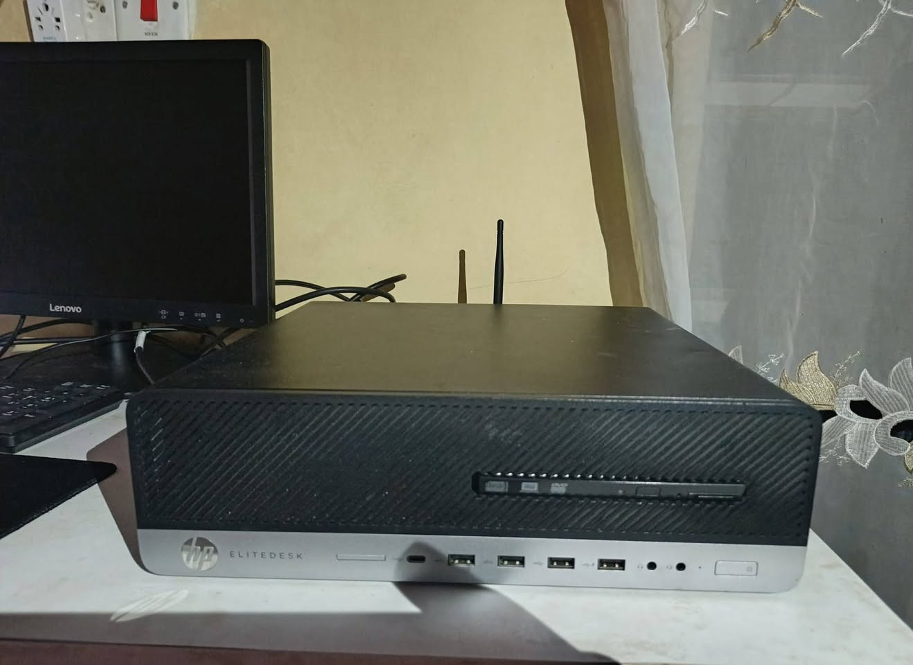 📢 للبيع كمبيوتر HP EliteDesk 800 G3 SFF - كامل مع شاشة وملحقات جديدة 💻
🔹 المواصفات الأساسية:

المعالج (CPU): Intel Core i5-6500 (الجيل السادس) بسرعة تصل إلى 3.60GHz
أداء قوي ومناسب للدراسة، العمل، والتصفح والألعاب الخفيفة.

الرام (RAM): 8GB DDR4 (جديدة) لأداء سريع وسلس بدون تهنيگ.

التخزين (SSD): 256GB Samsung (جديد) سرعة تشغيل ودخول للويندوز والبرامج خلال ثواني.

كرت الشاشة: Intel HD Graphics 530
يدعم تشغيل الفيديو بدقة عالية 4K ويوتيوب والأعمال المكتبية.

النظام: Windows 10 أصلي 64 بت ومفعل وجاهز للاستخدام.

---

🖥️ الشاشة:

شاشة Lenovo 19 إنج

جديدة شبه غير مستخدمة (يومين فقط)

بالكارتون مالتها وبحالة ممتازة جداً

---

🧩 الملحقات:

ماوس جديد

كيبورد جديد

Mouse Pad جديد

لاقط واي فاي (Wi-Fi Dongle) للاتصال بالإنترنت بدون سلك

كابل شاشة (DisplayPort / HDMI حسب الاستخدام)

كابل طاقة أصلي

---

📌 ملاحظات:

الكيس مستعمل لكن نظيف جداً وبحالة ممتازة

كل القطع الداخلية (SSD + RAM) جديدة 100%

الجهاز جاهز للاستخدام الفوري 

---

🔥 مناسب لـ: الدراسة 📚 | العمل المكتبي 💼 | التصفح | مشاهدة الأفلام | الألعاب الخفيفة 🎮


**إذا كنت صاحب هذا الإعلان وتريد حذفه لأي سبب، رجاءا أرسل رسالة إلى الدعم الفني**