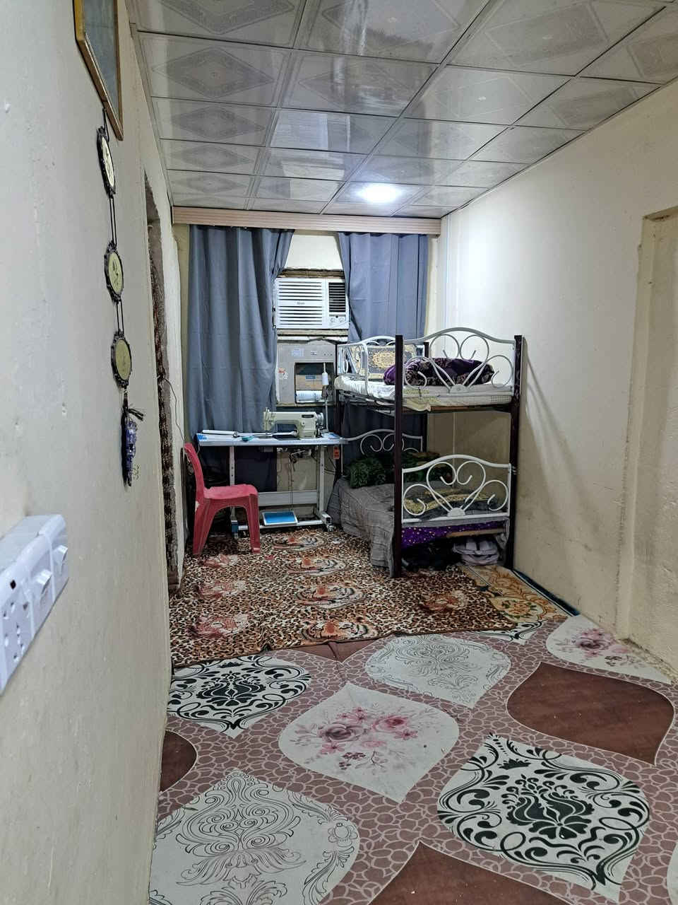 بيت للبيع – المشتل / مجمع فدك
عقار: بيت واقع حال
المساحة: أكثر من 200 متر
المواصفات:
بابين خروج
حوش كبير جداً مناسب يتحول قطعة أرض أو حديقة واسعة
استقبال واسعة جداً
مطبخ داخلي
غرفة نوم وحدة
صالة جلوس
حمّام
صحيات عدد 2
مطبخ حار خارجي
السعر: 35 قفل
للتواصل:
صاحب الدار: أبو كيان
واتساب أو اتصال: ***********
