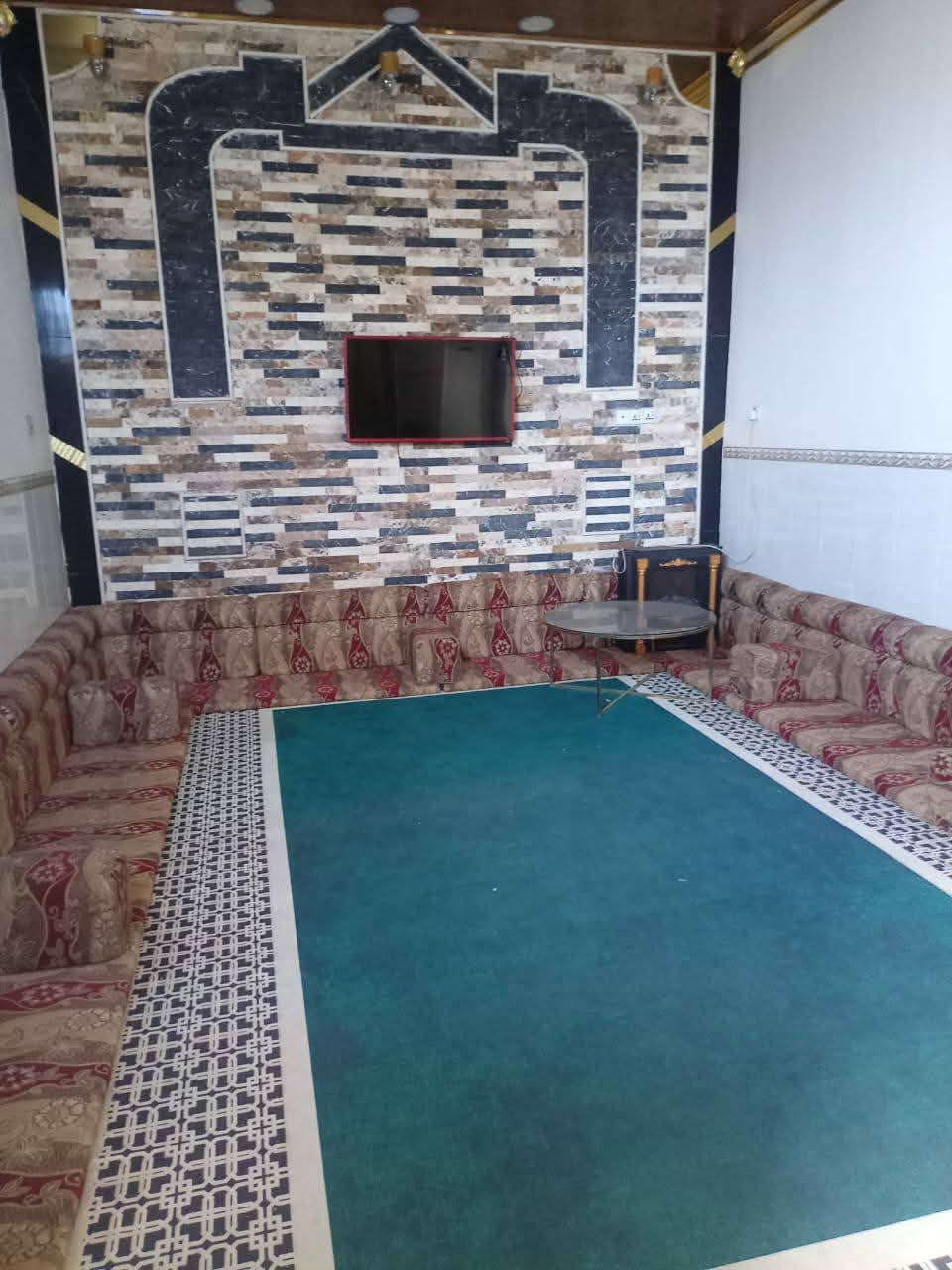 بيت بحي الزهور / الهنديه للبيع
المساحه //200متر

البيت طابقين مسلح  بناء عام 2019

الطابق الاول //
غرفتين نوم + صاله + مطبخ + استقبال
صحيات داخليه وخارجيه 
 
الطابق الثاني//
ثلاث غرف  نوم + صاله + صحيات 

 ***********
