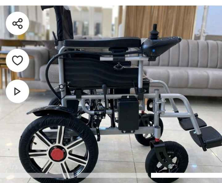 المنتج في الصورة هو كرسي متحرك شحن من طراز FINASSAN. 
يتميز الكرسي بكونه سهل الاستخدام، حيث يمتلك واجهة تحكم بسيطة.
يمكن طي الكرسي بسهولة، مما يجعله مناسبًا للتخزين والسفر.
يحتوي على محرك مزدوج عالي الكفاءة، مع إمكانية التبديل بين الوضع اليدوي والكهربائي.
يتميز بفرامل كهرومغناطيسية ذكية وبطارية ليثيوم متينة.
ت / *********** دهوك, العراق
