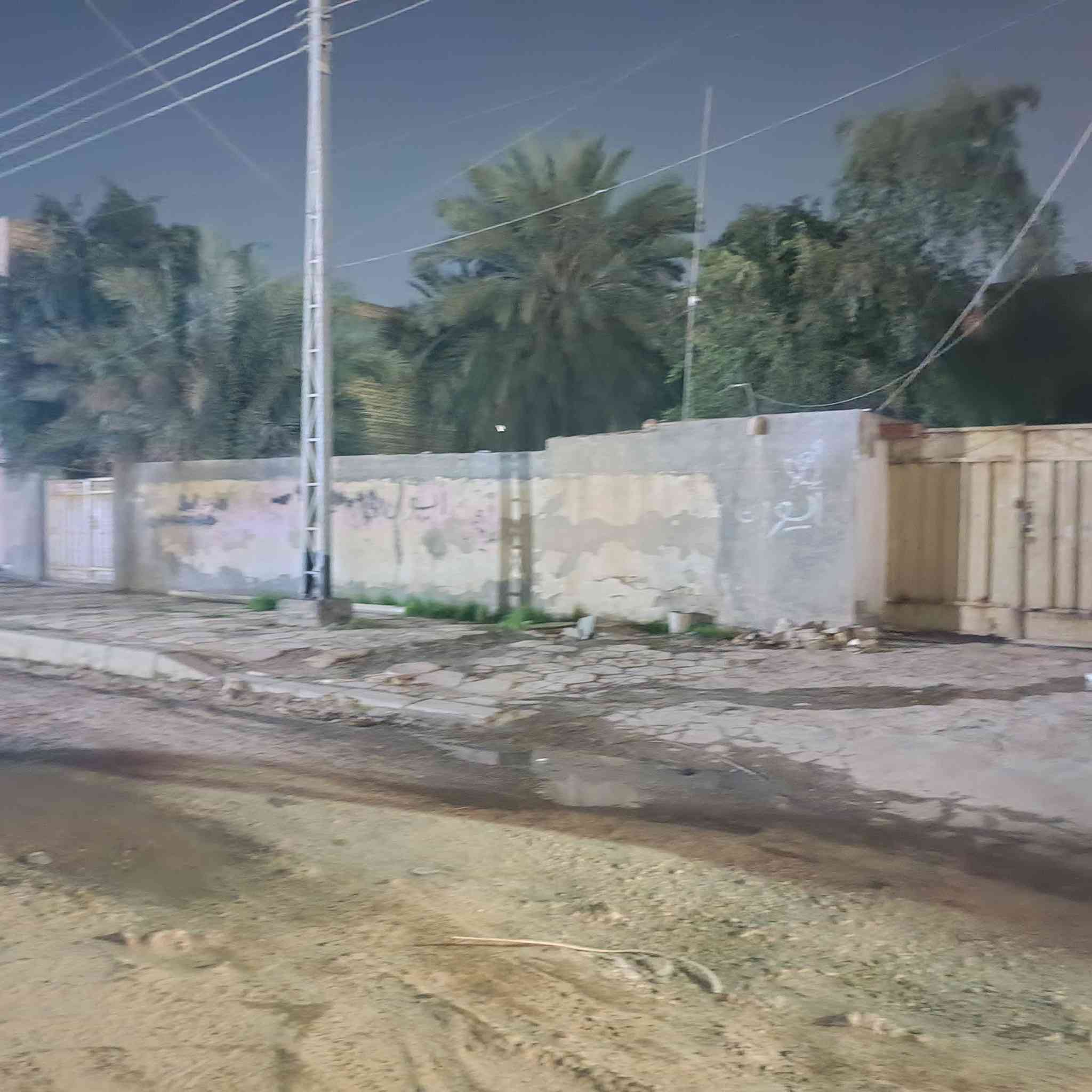 دار للبيع قطاع ٣٠شارع المدارس قرب مطعم جتر جكن قريب على شارع العام يصلح مجمع طبي او روضه او مدرسه اهليه سعر متر ٢٧٥٠مليون وبيه مجال جدا قليل الاتصال برقم موجود *********** ابو رشا
