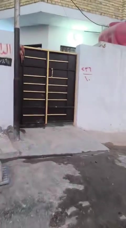 سلام عليكم بيت للبيع 120متر العنوان حي طارق شارع القديم قرب السيطره الثانيه حي الامير كلشي اموضح بلفيديو بيت نضيف اي نقص مابيه عدا الكاشي السعر 45 او بي مجال بسيط الاستفسار ***********
