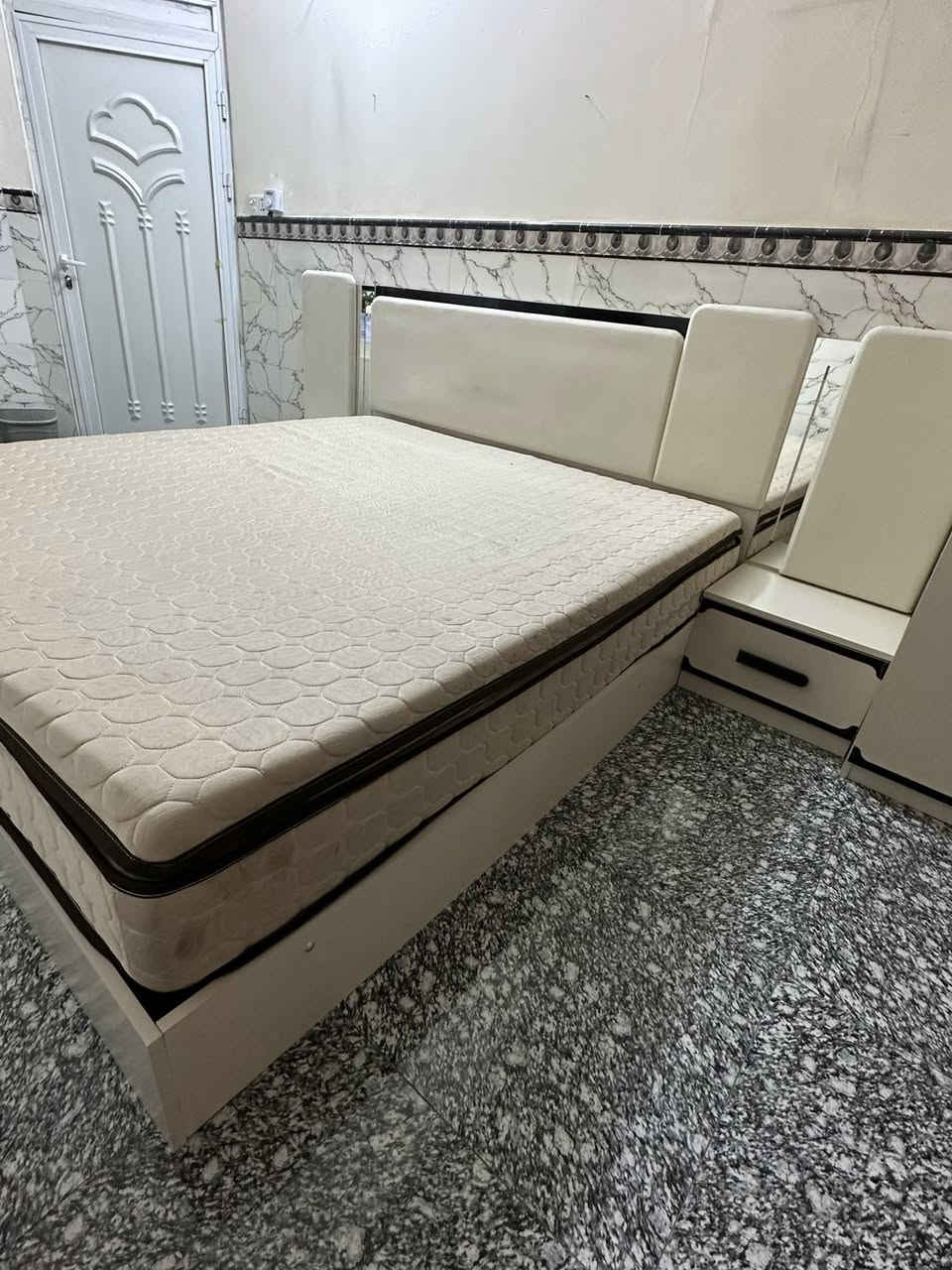 غرفة فيروزه سرير مخزن جك جديده ونضيفه اي ضرر مابيها للبيع عنواني غزالية سعر500 
اي استفسار هاذا الرقم ***********
