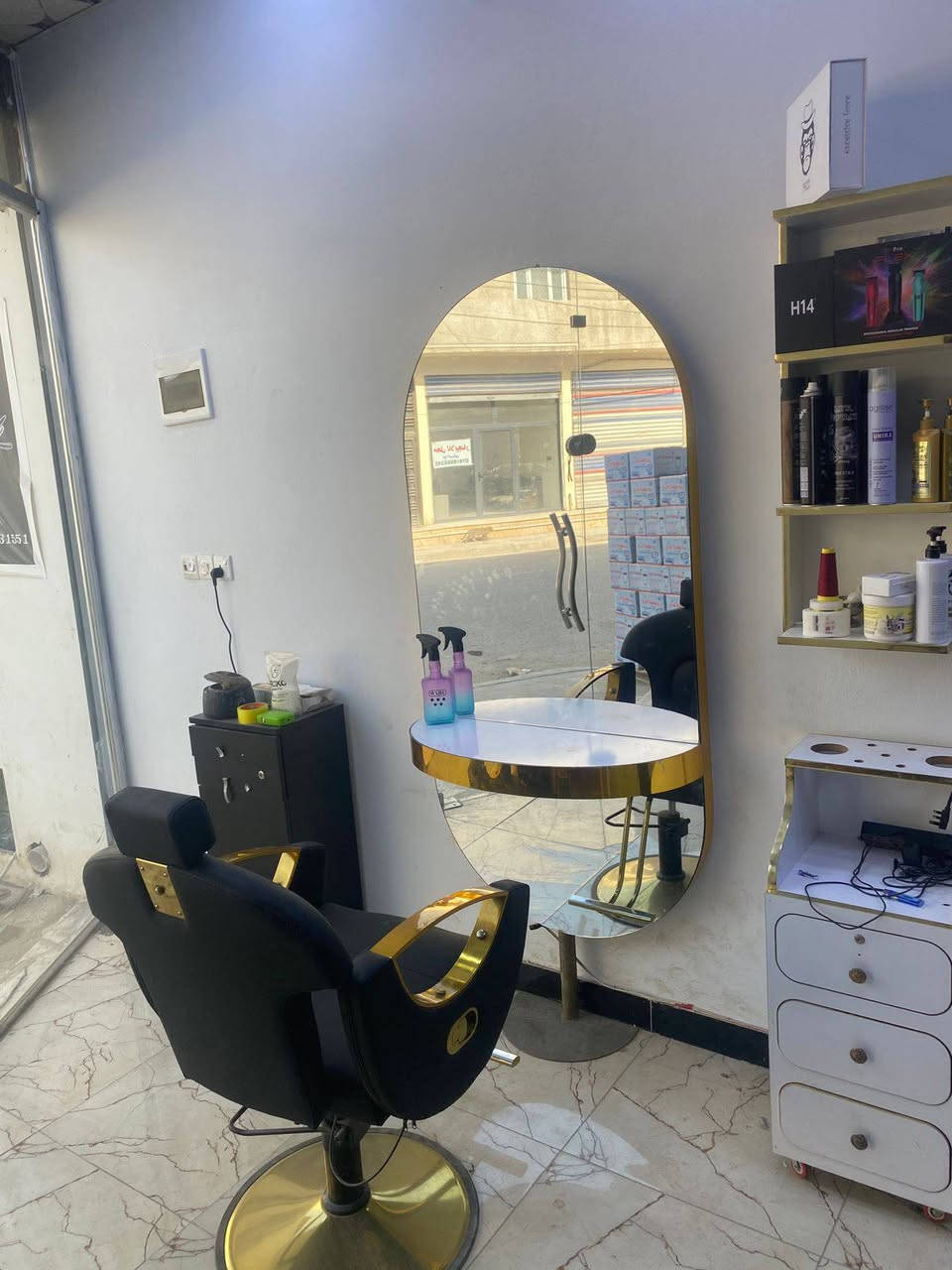 السلام عليكم
غراض حلاقه للبيع 
مرايات عدد 3
كراسي عدد3 
جهاز بخار + جهاز شمع+ جلسه اطفال
سبلت طن ونص انفينتر 
تخم جلد 
الاسعار كلهن بيهن مجال((***********

