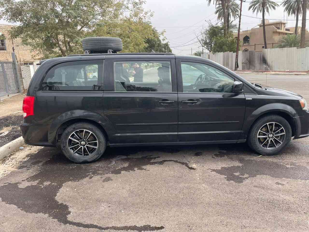 السلام عليكم عندي دوج كرفان  2017GT للبيع وارد كندي رقم سليمانية بسمي تحويل ثاني يوم سنوية ٢٨
المواصفات فول للأخير ماعدا الفتحة
بصمة 
داخلية جلد
تدفئة كشنات امامي وخلفي
تدفئة ستيرن
كشنات كهرباء
بيبان كهرباء +صندوك
تشغيل عن بعد
تحكم ستيرن
شاشة وصطية
التبريد كونترول ثلاث قطع
شاشة + كامرة

السيارة بيها طخة بل باب ورة السائق بل زاوية معجون قليل +صبغ مبين بل سونار
حادث السيارة جاملغ +بنيد مبدل ابلاد وبيها تعديل بل لغد الايسر بسيط 
الباقي كفالة سعرها ١٦٠ وبيها مجال للشراي مكانها بغداد
رقم الهاتف ***********
